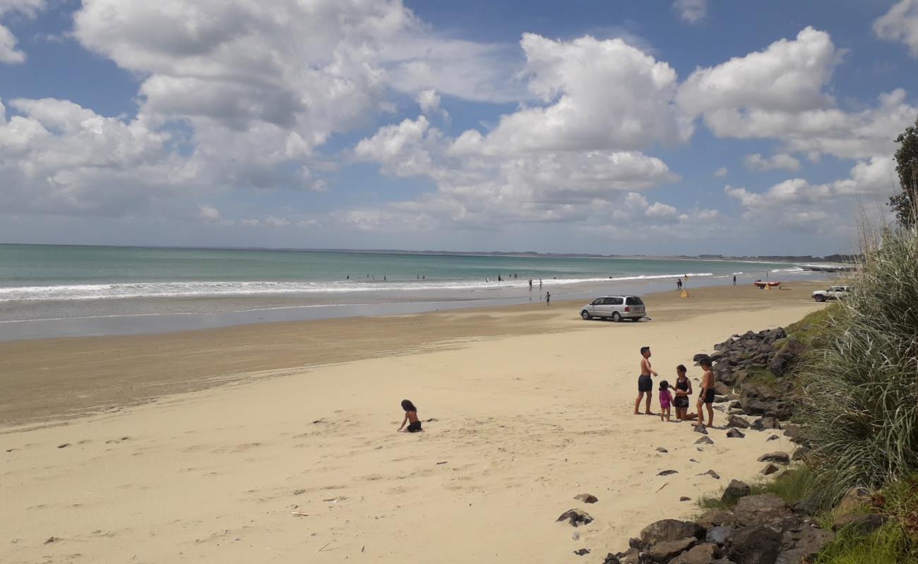 Photo de Ahipara Beach avec sable fin et lumineux de surface