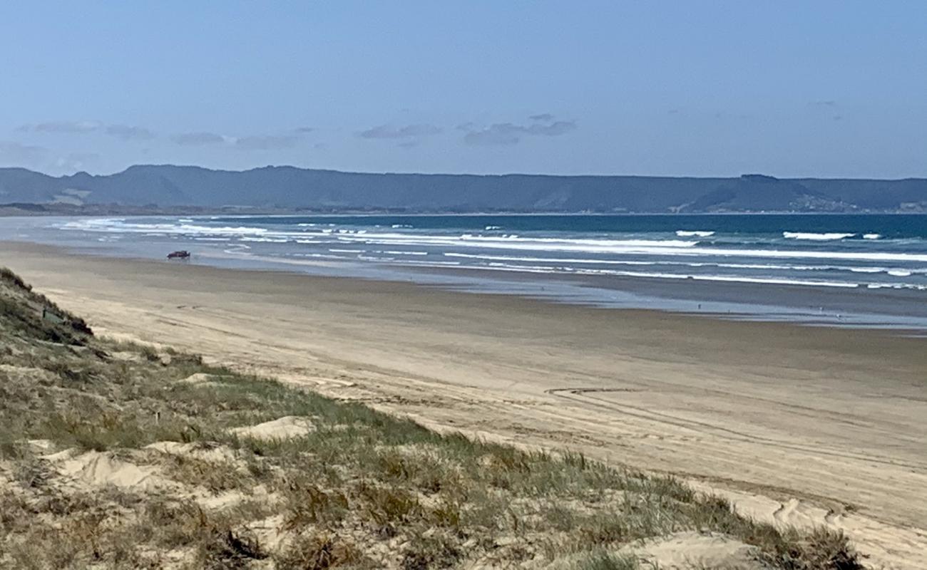 Photo de Ninety Mile Beach avec sable fin et lumineux de surface