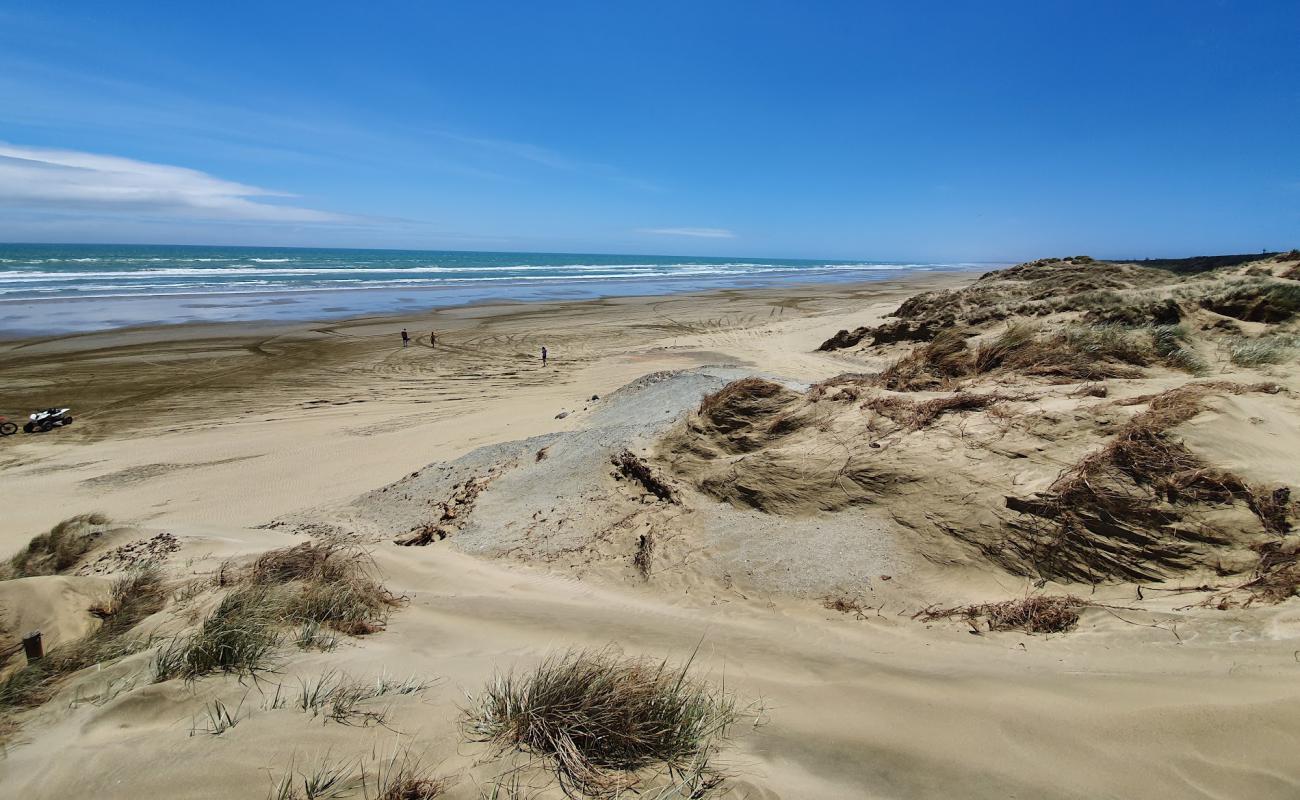 Photo de Ninety Mile Beach Rd avec sable fin et lumineux de surface