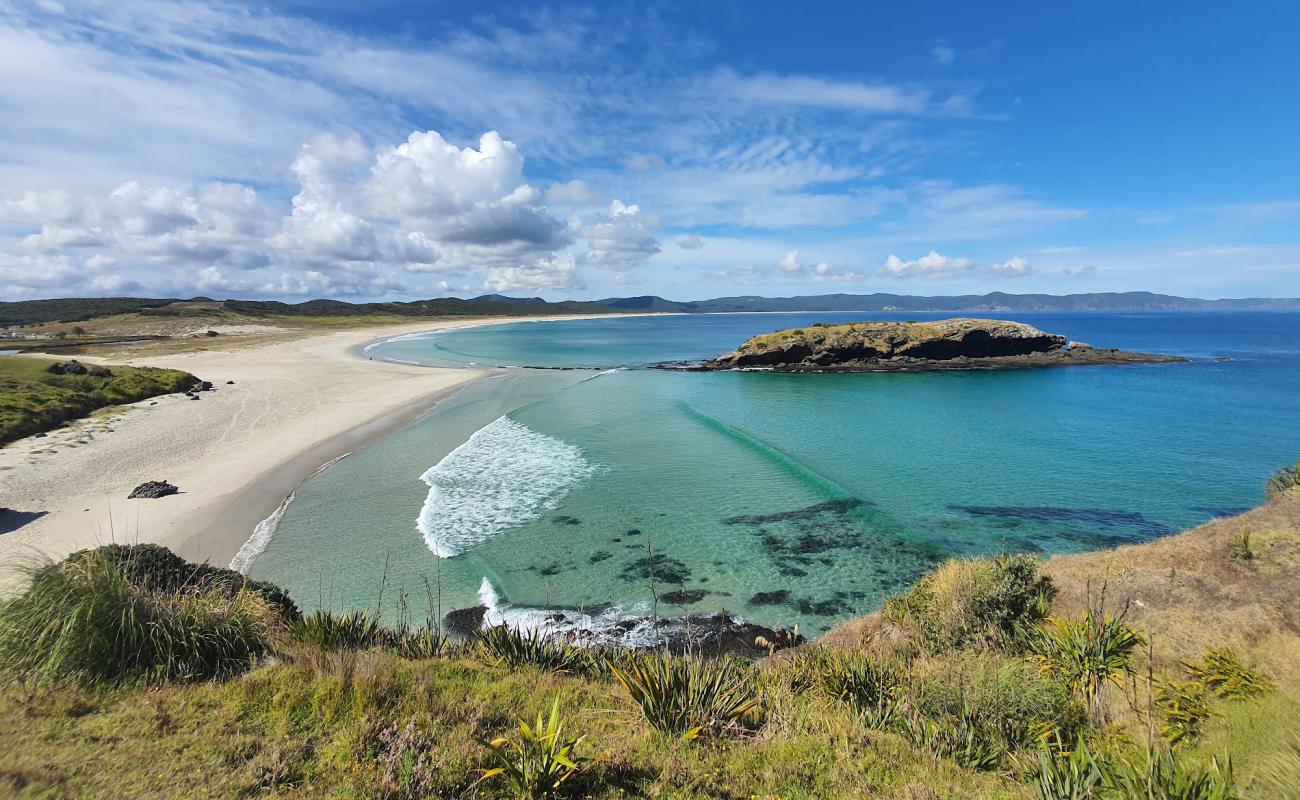 Photo de Maungapiko Beach avec sable lumineux de surface