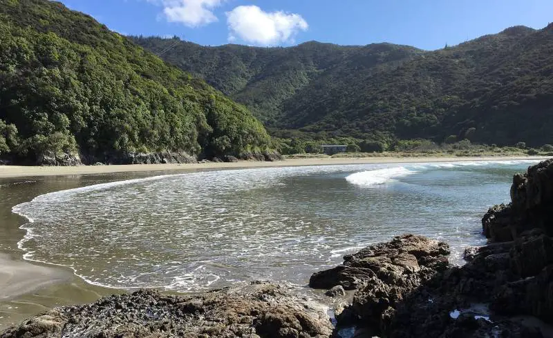 Photo de Whites Bay avec sable lumineux de surface