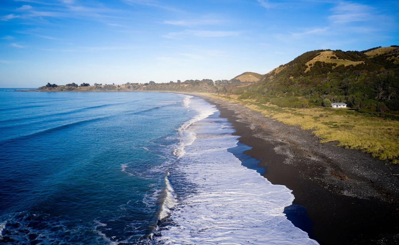 Photo de Half Moon Bay Beach avec galets bruns de surface