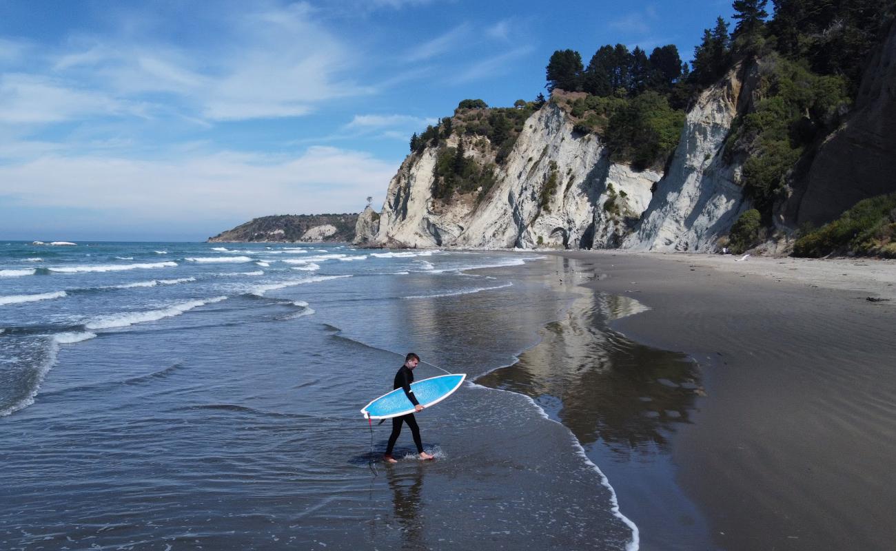 Photo de Gore Bay Beach avec sable noir & galets de surface