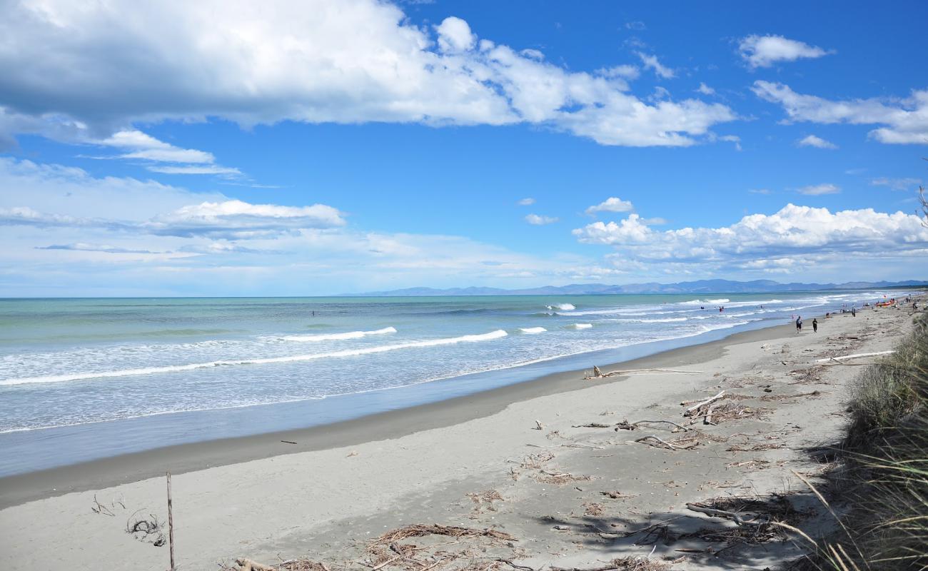 Photo de Waikuku Beach avec sable lumineux de surface