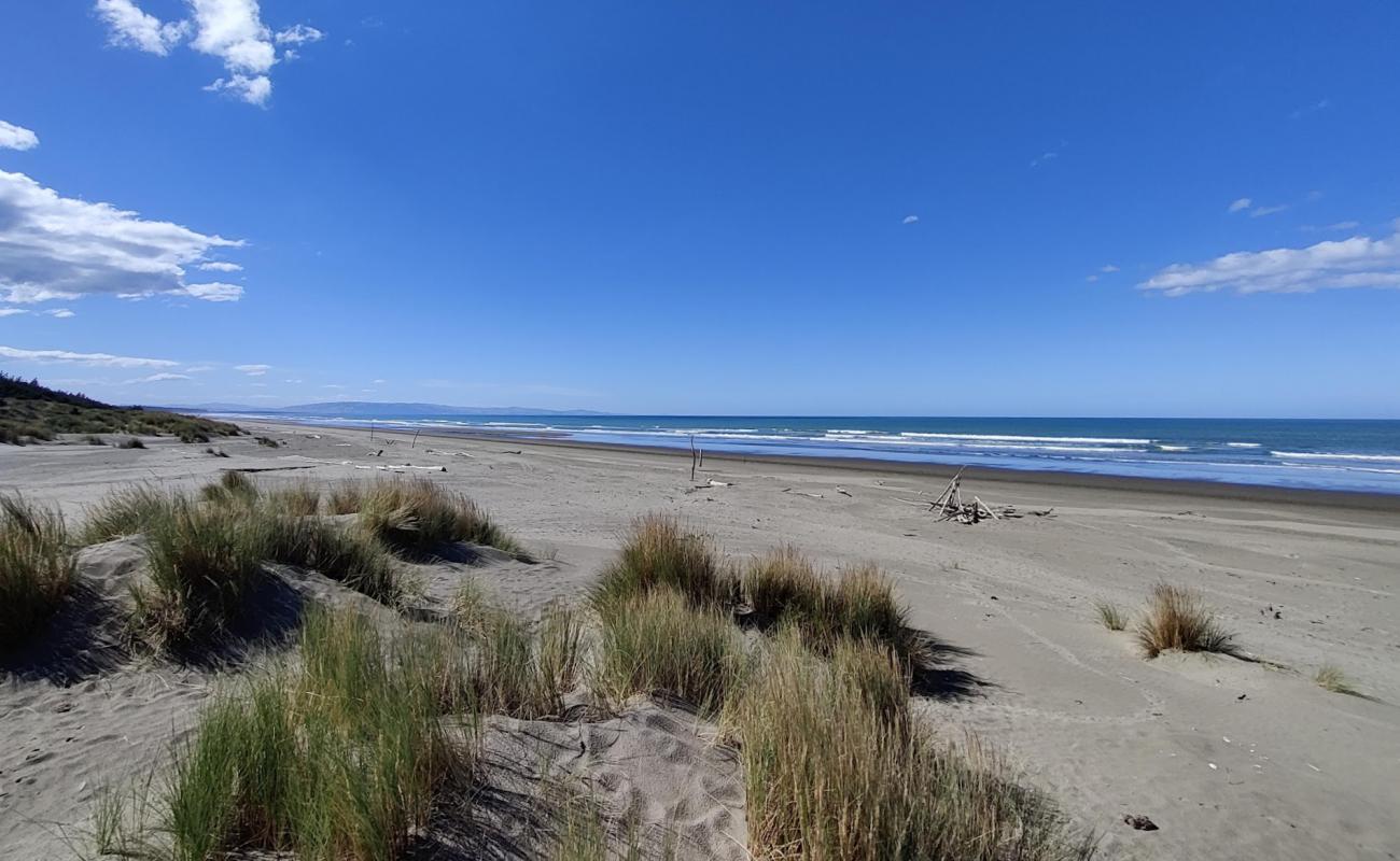Photo de Woodend Beach avec sable beige de surface