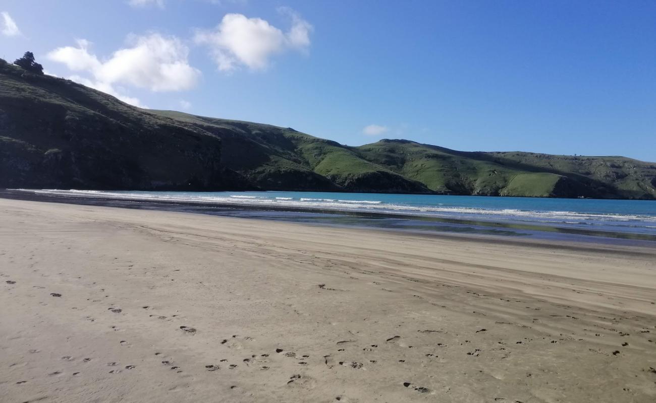 Photo de Le Bons Bay Beach avec sable beige de surface