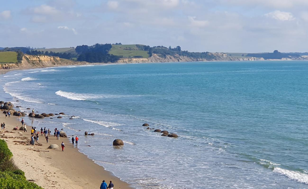 Photo de Moeraki Boulders Beach avec sable lumineux de surface