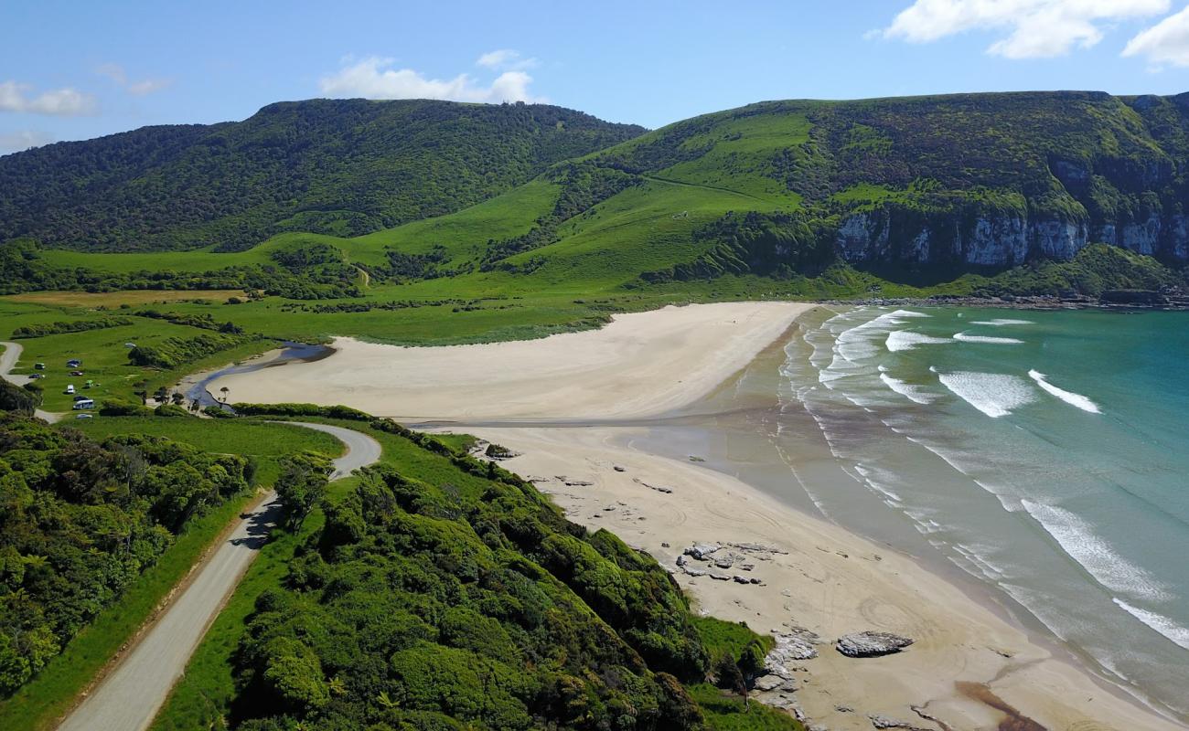 Photo de Purakaunui Bay Beach avec sable lumineux de surface