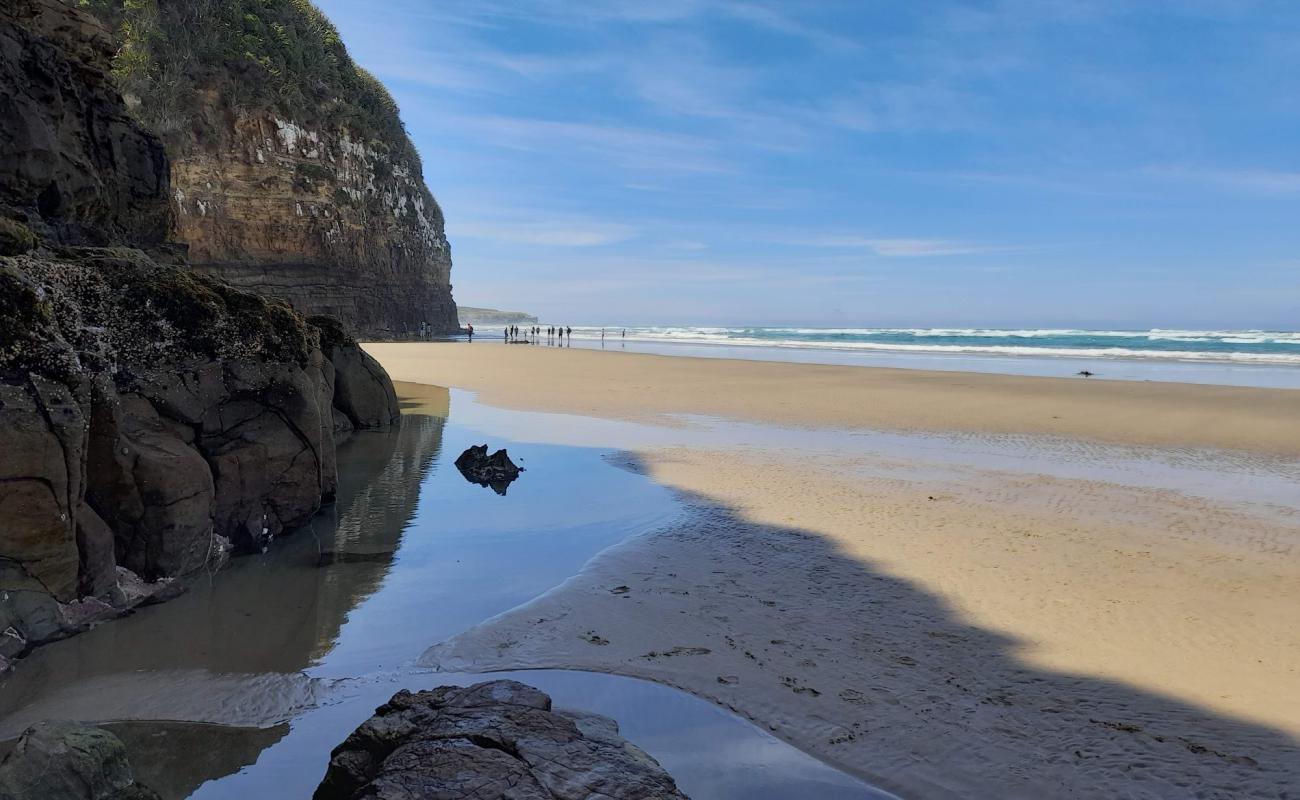 Photo de Waipati Beach avec sable fin et lumineux de surface