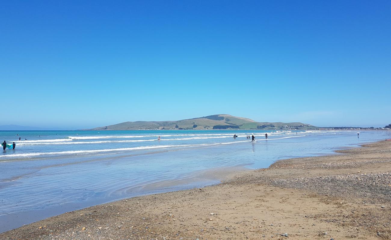 Photo de Riverton Beach avec sable beige & galets de surface