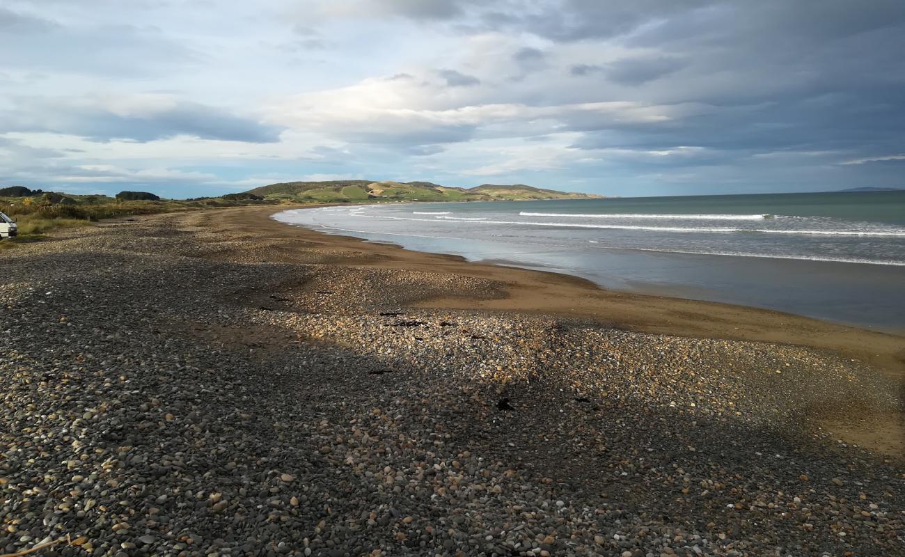 Photo de Tihaka Beach avec sable beige & galets de surface