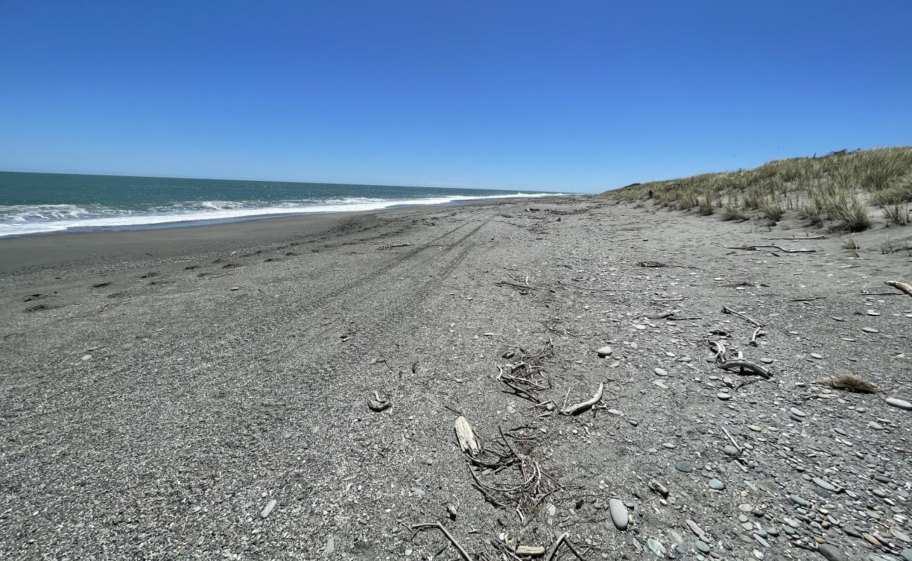 Photo de Mananui Beach avec sable noir avec caillou de surface