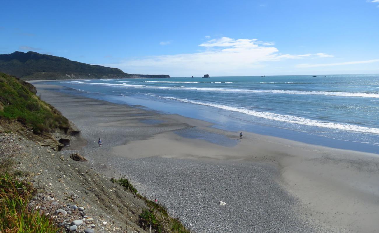 Photo de Hokitika Beach avec sable clair avec caillou de surface