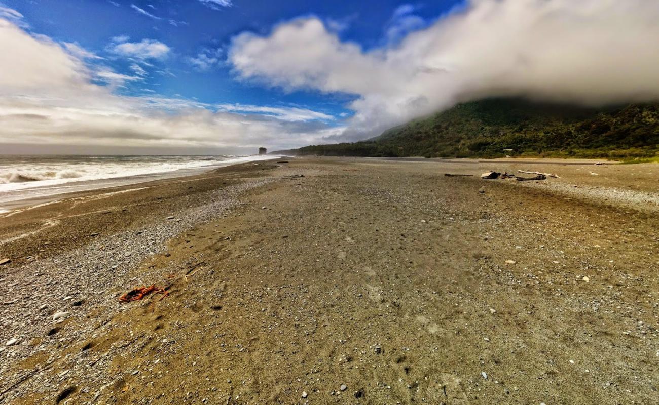 Photo de Punakaiki Beach avec sable noir avec caillou de surface