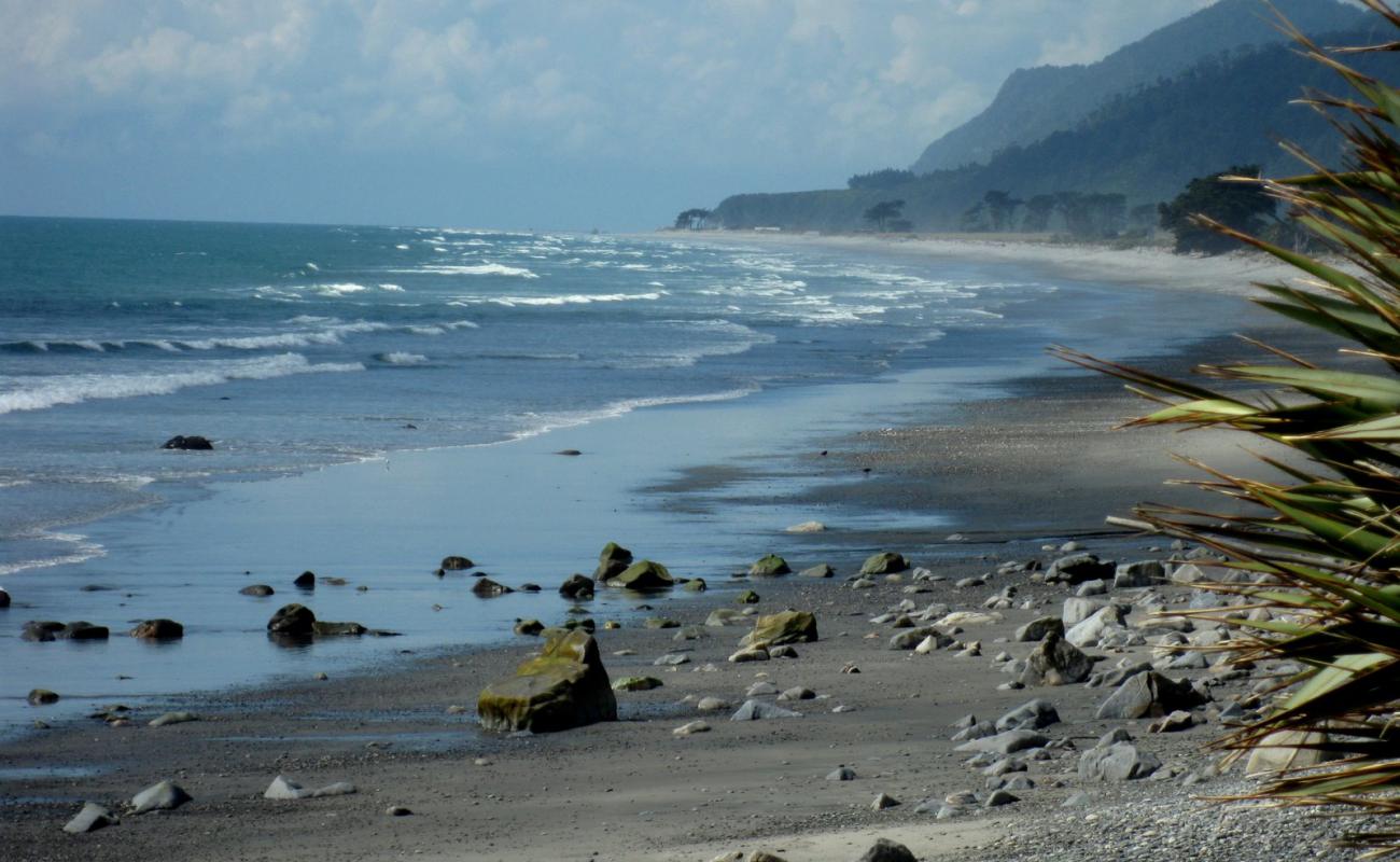 Photo de Kawatiri Beach avec sable lumineux de surface