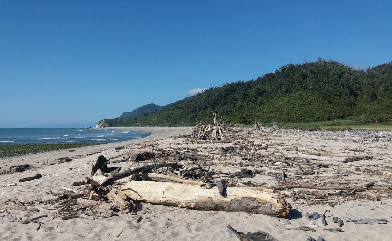 Photo de Mokihinui Beach avec sable lumineux de surface