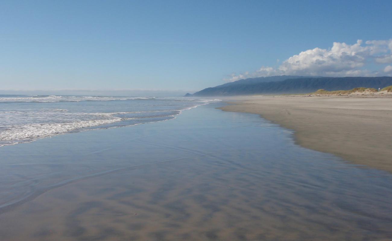Photo de Karamea Beach avec sable beige de surface