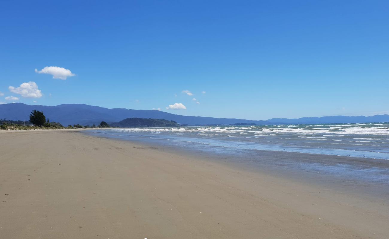 Photo de Pohara Beach avec sable lumineux de surface