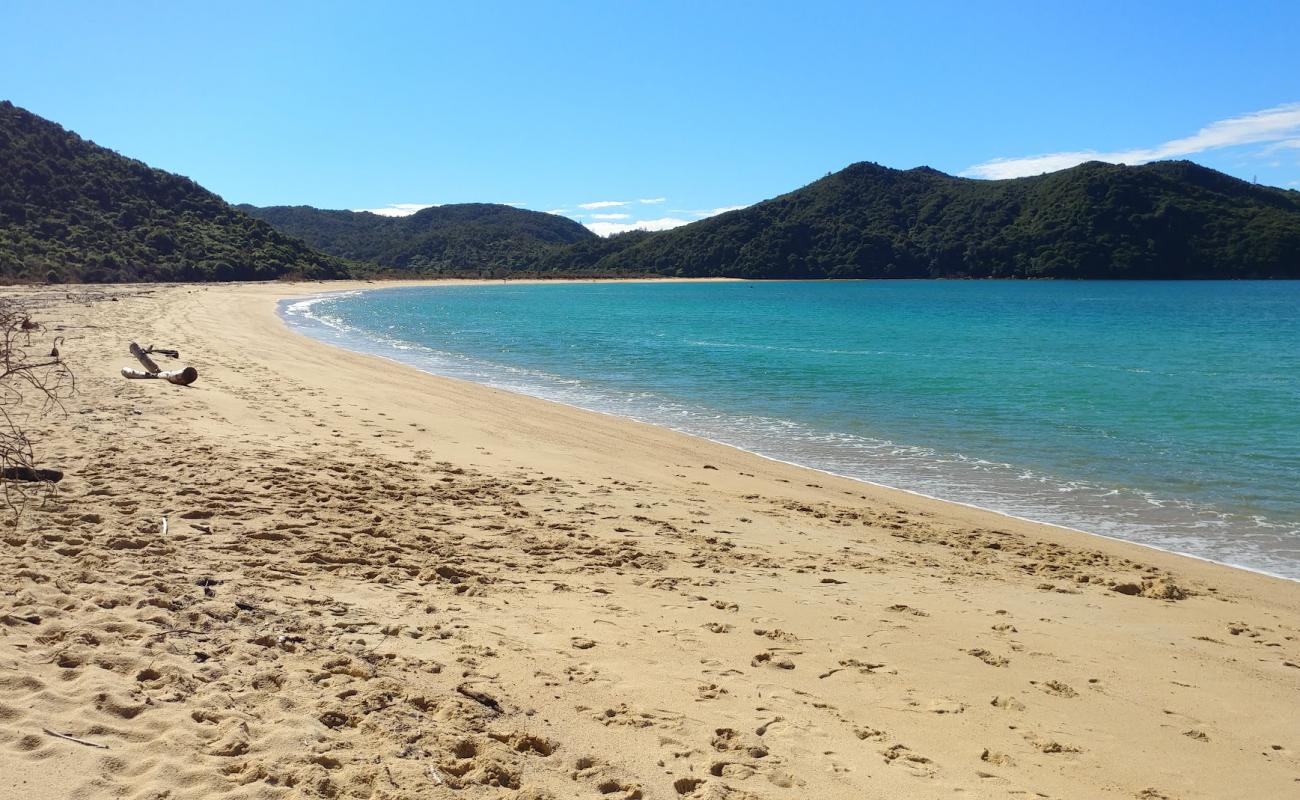 Photo de Onetahuti Beach avec sable beige fin de surface