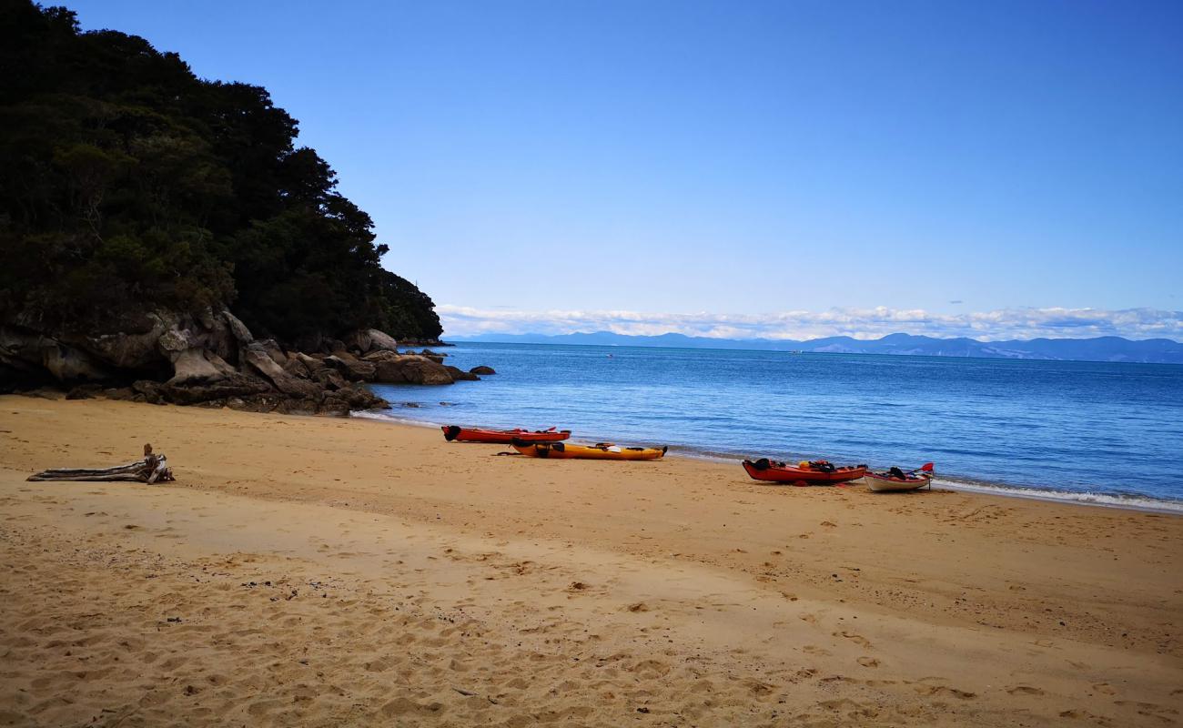 Photo de Watering Beach avec sable fin et lumineux de surface