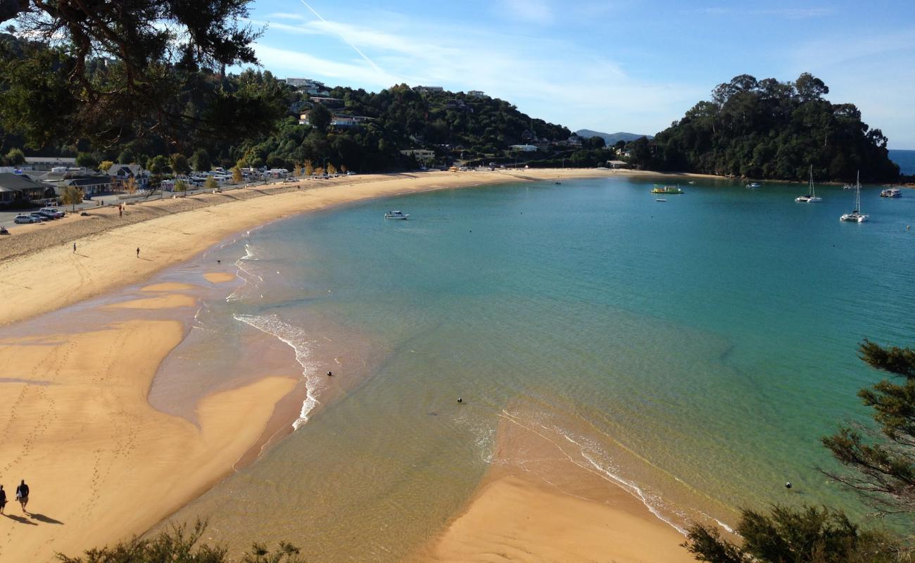 Photo de Kaiteriteri Beach avec sable fin et lumineux de surface