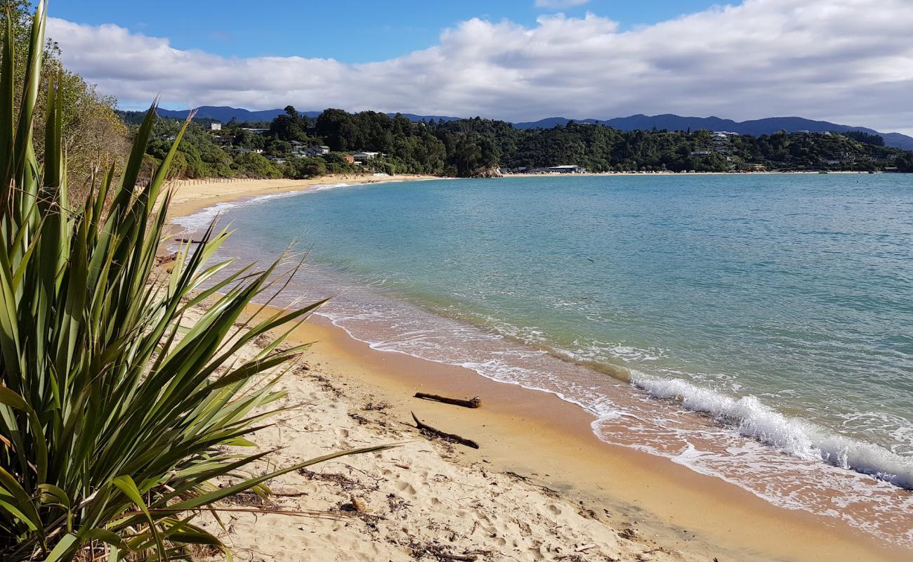 Photo de Little Kaiteriteri Beach avec sable lumineux de surface