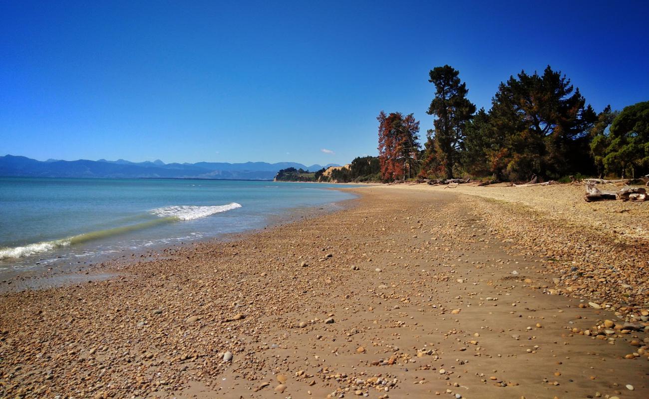 Photo de Kina Beach II avec sable gris avec caillou de surface