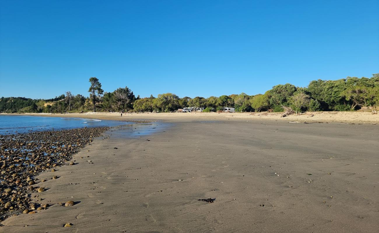 Photo de Kina Beach III avec sable gris & galets de surface