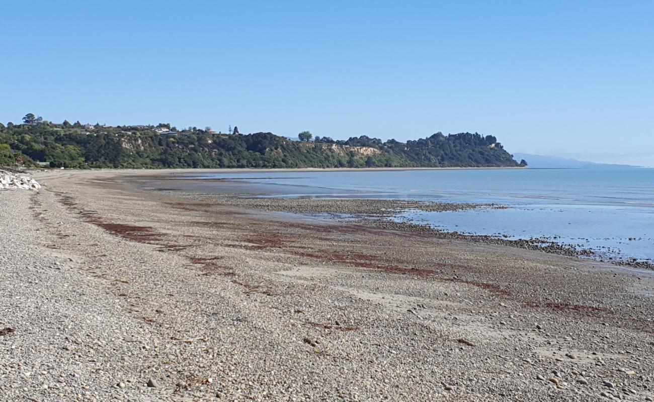 Photo de Ruby Bay Beach II avec sable gris avec caillou de surface