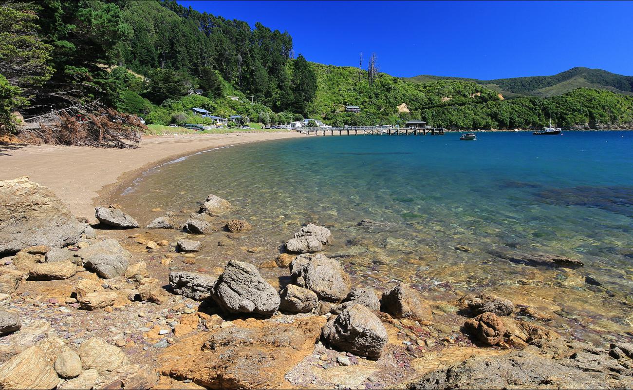 Photo de French Pass Beach avec sable brillant et rochers de surface