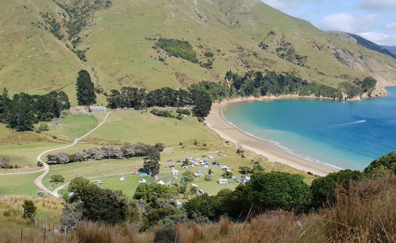 Photo de Titirangi Beach avec sable lumineux de surface