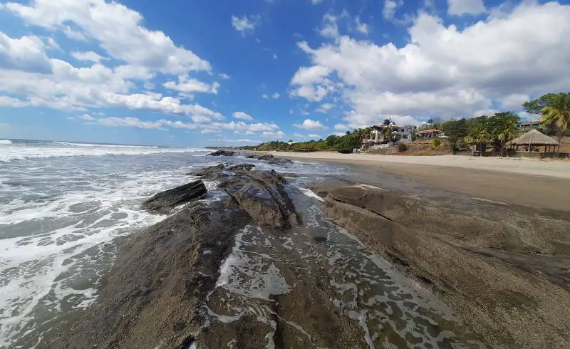 Photo de Playa Pochomil Viejo avec petits galets beige de surface