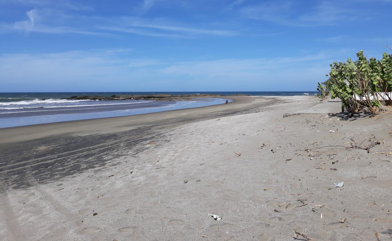 Photo de Playa Tuilapa avec petits galets beige de surface
