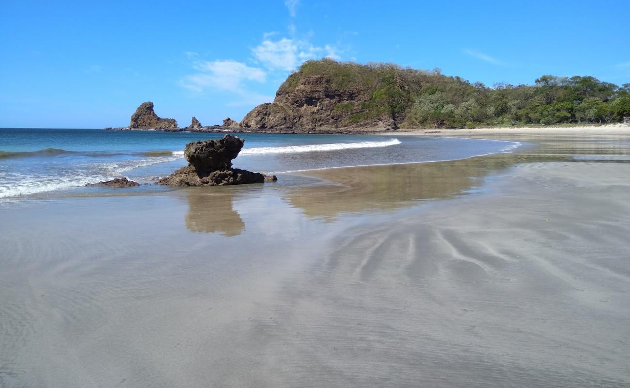 Photo de Plage de Maderas avec sable beige & galets de surface