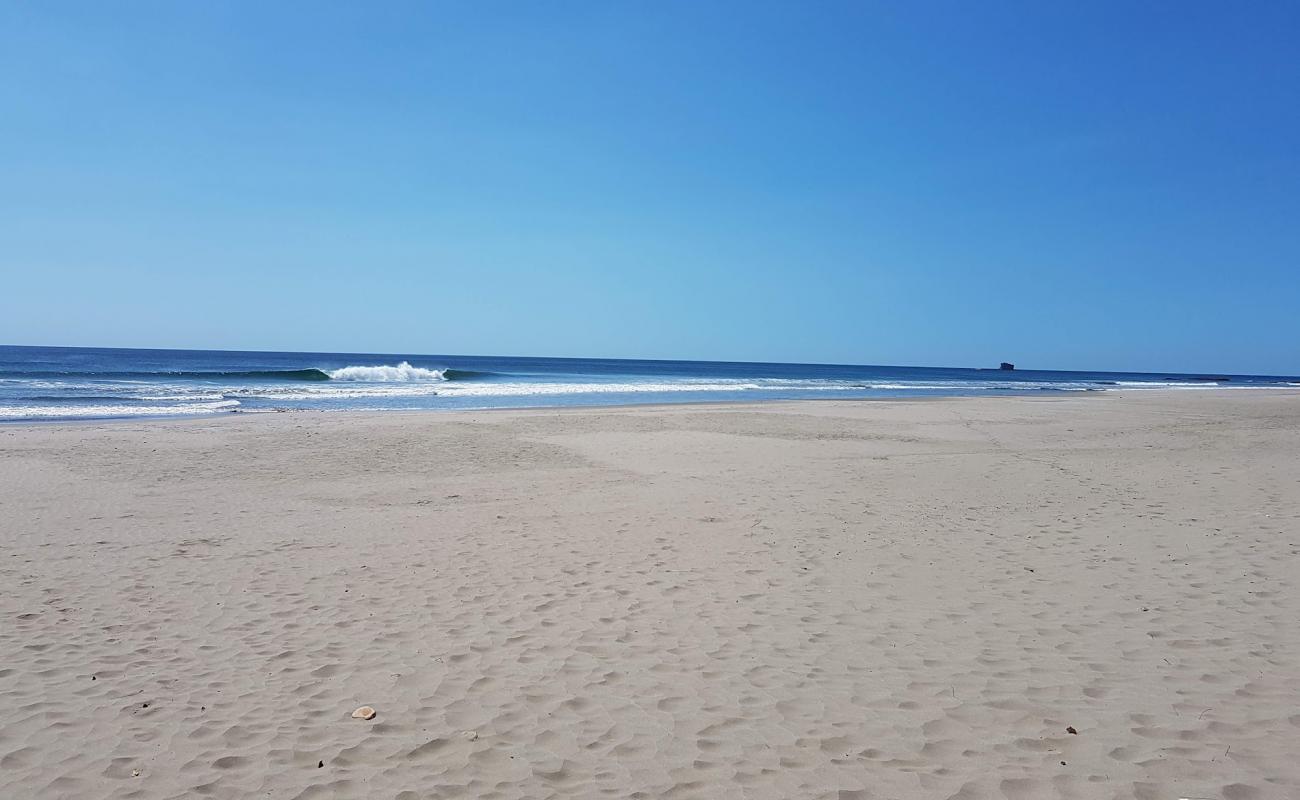 Photo de La plage El Yanke avec petits galets beige de surface