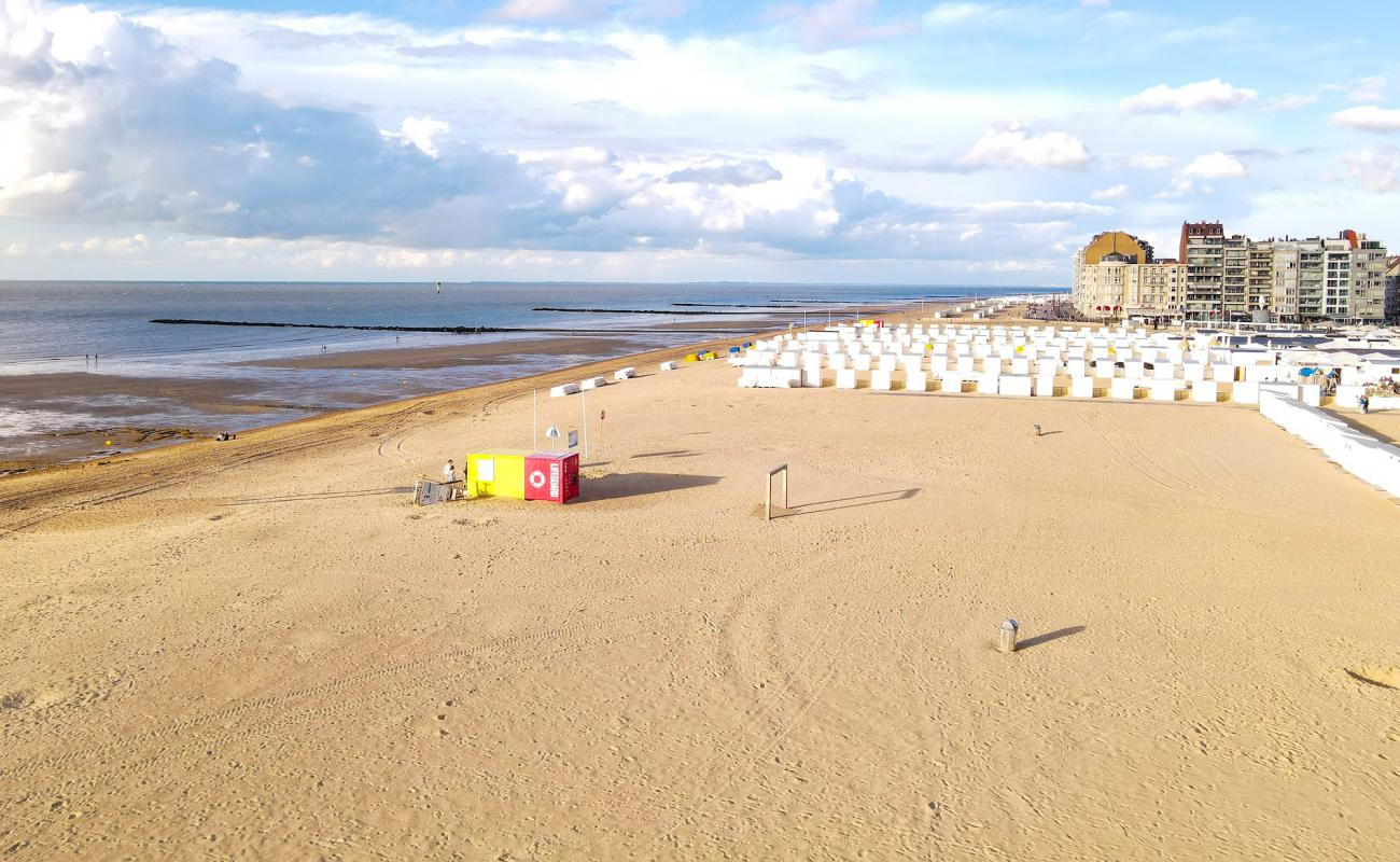 Photo de Knokke Strand avec sable lumineux de surface