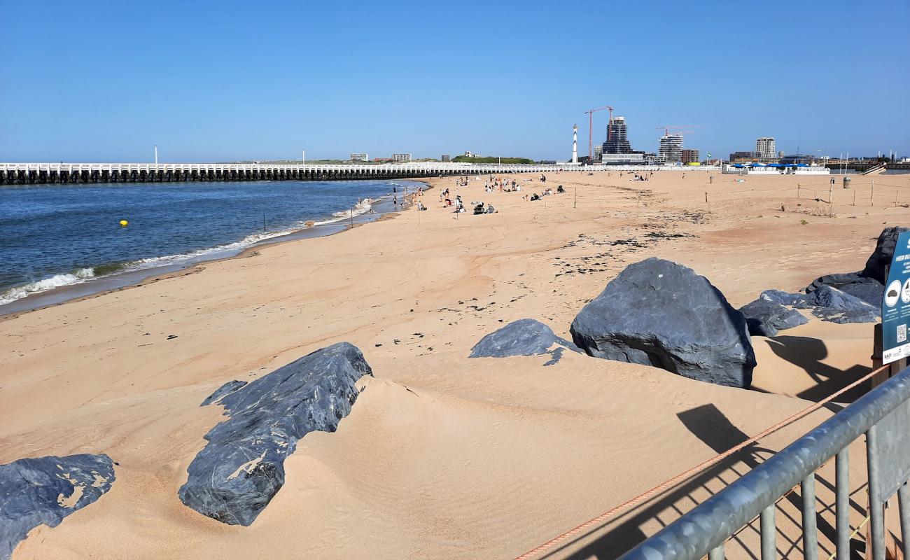 Photo de Klein strand oostende avec sable lumineux de surface