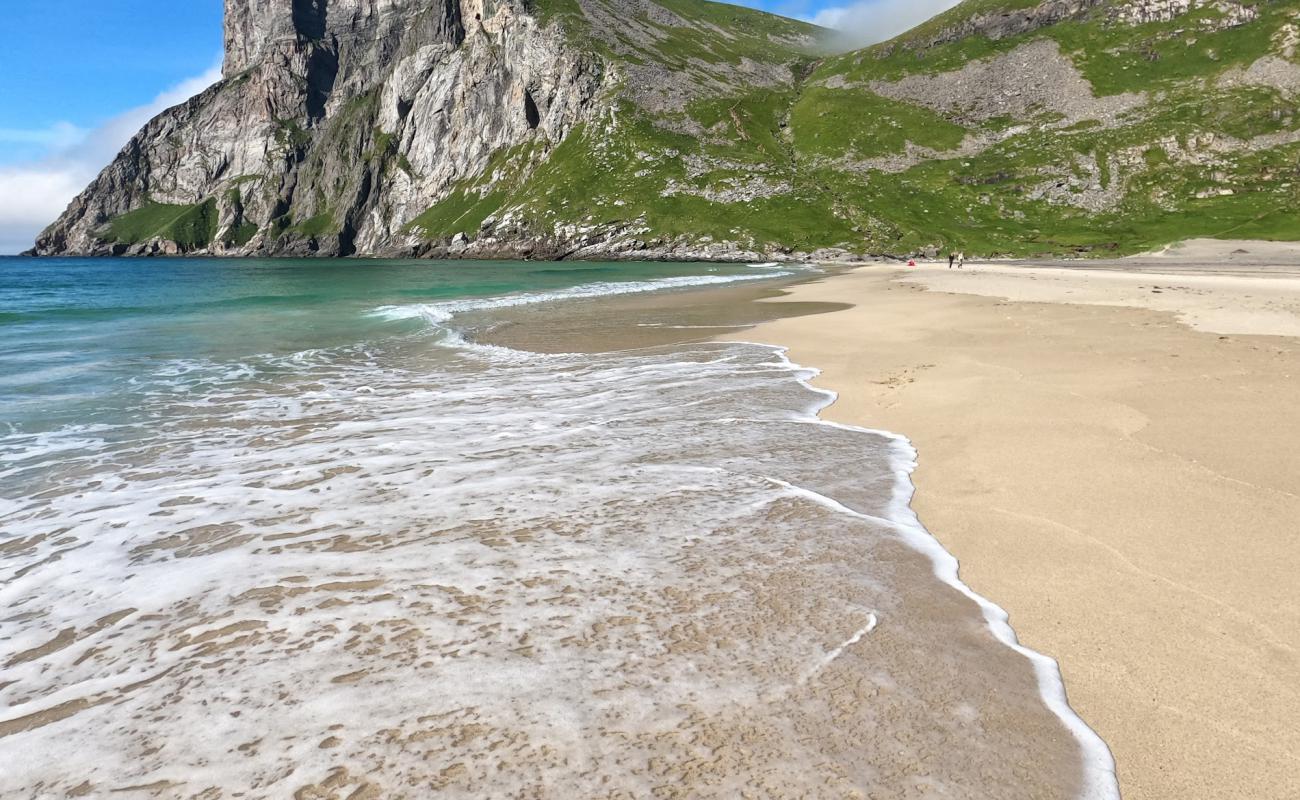 Photo de Plage de Kvalvika avec sable beige de surface
