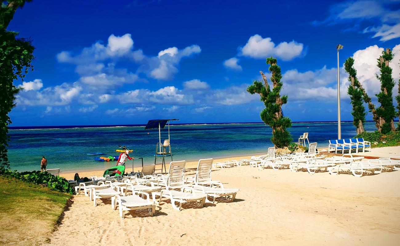Photo de Pacific islands Club avec sable beige de surface