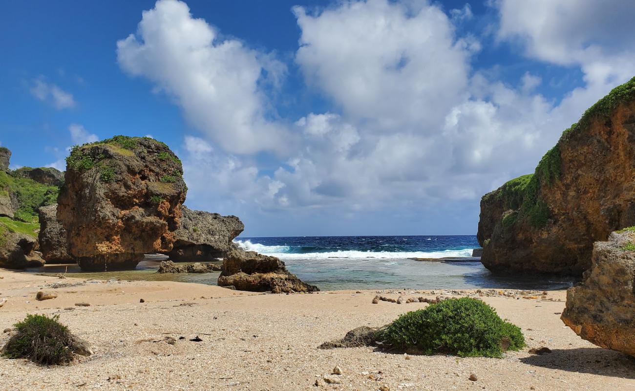 Photo de San Juan Beach avec sable beige & pierres de surface