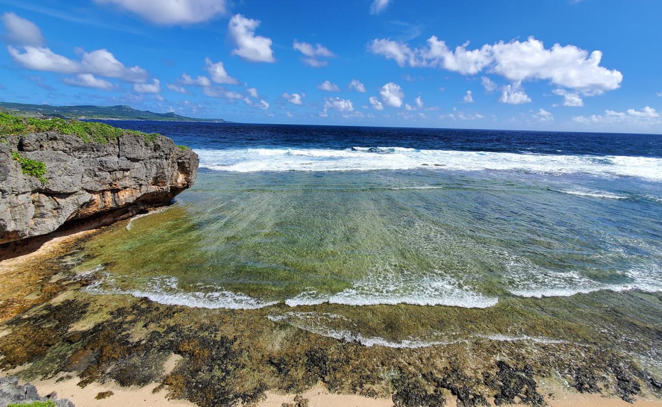 Photo de Marine Beach avec sable beige & pierres de surface
