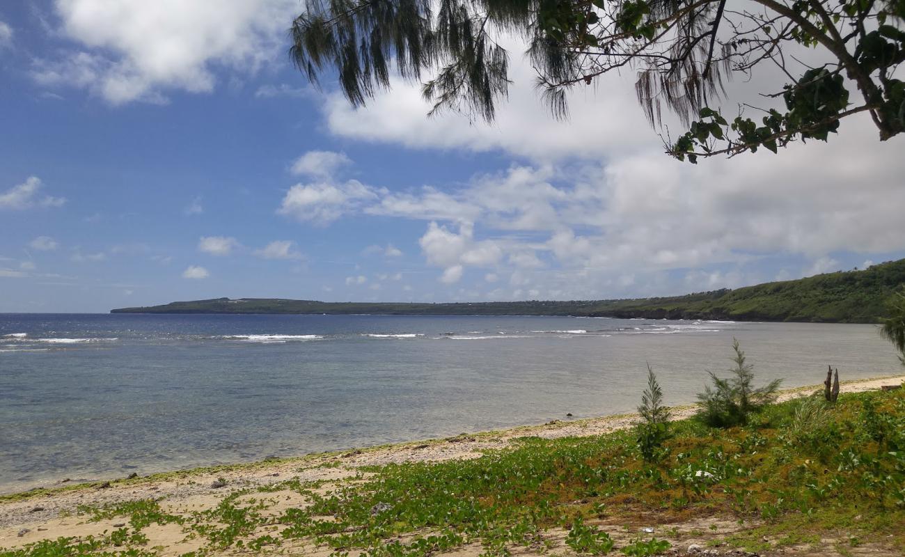 Photo de Laulau Beach avec caillou clair de surface