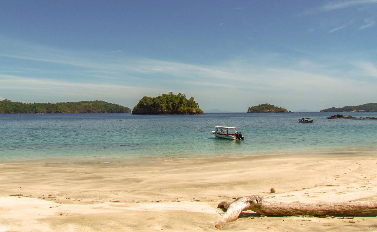 Photo de Isla Palenque beach avec sable lumineux de surface