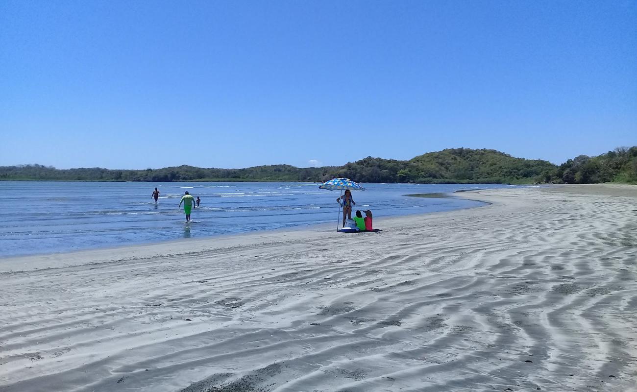 Photo de Playa Hermosa avec sable lumineux de surface