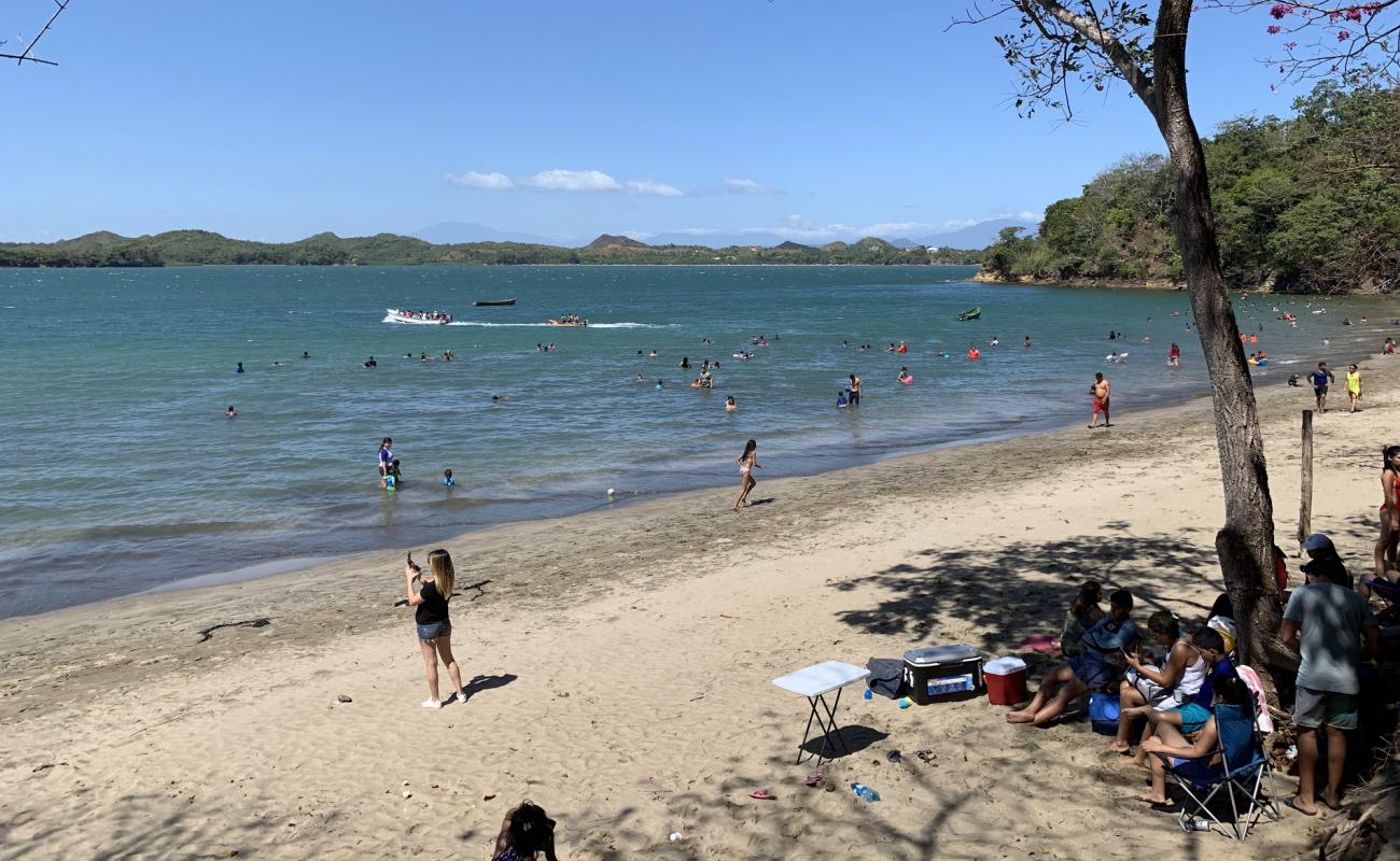 Photo de Playa Gavilla avec sable beige de surface