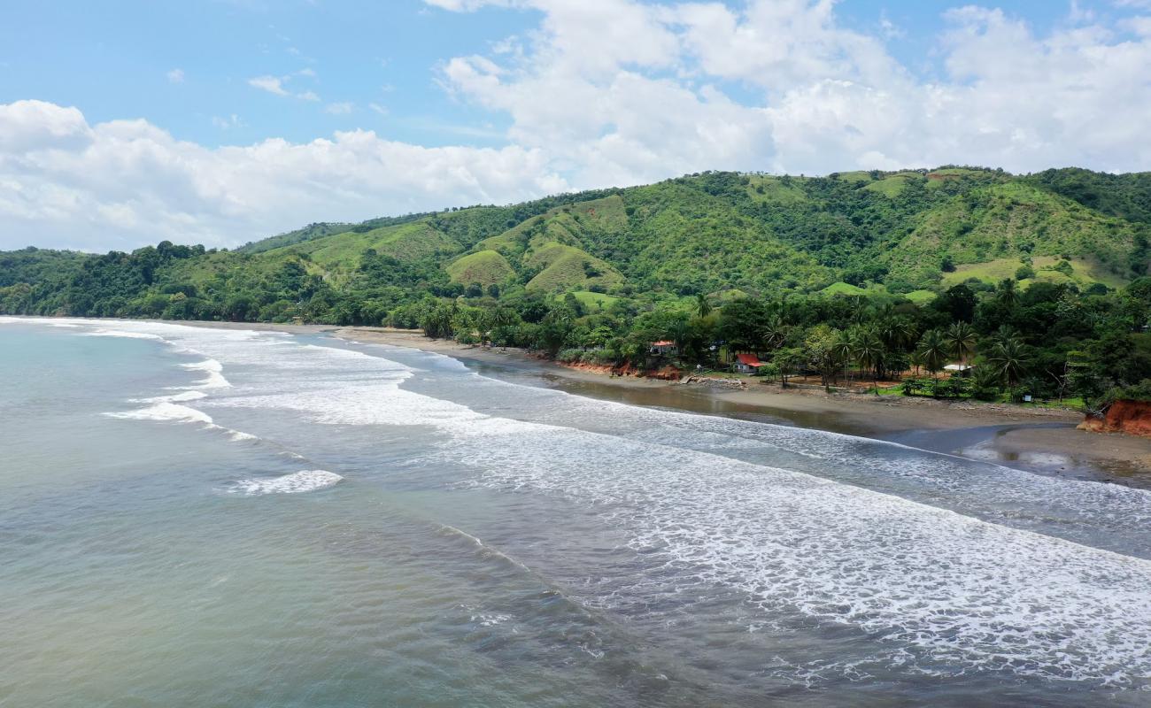 Photo de Torio Beach avec sable noir avec caillou de surface