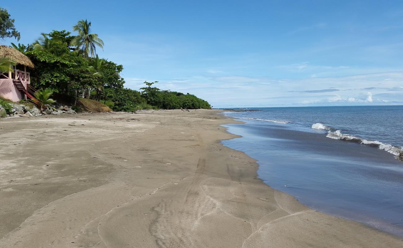 Photo de Ojo de Agua Beach avec sable brun de surface