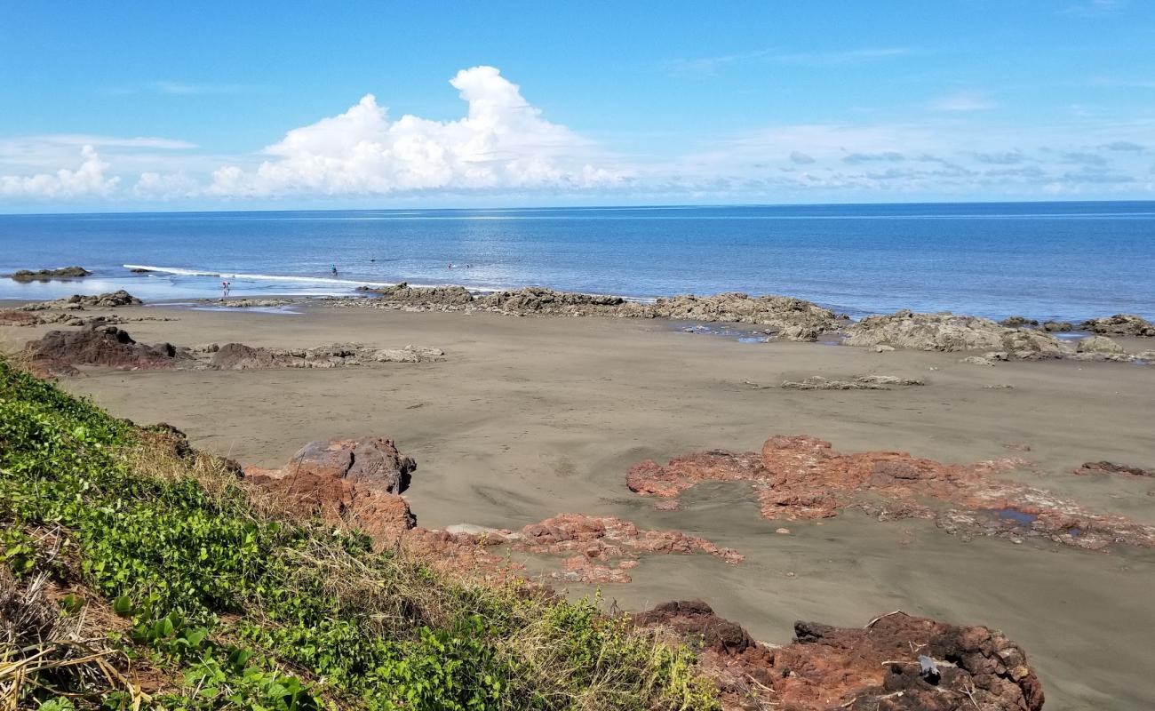 Photo de Comadres Beach avec sable brun de surface