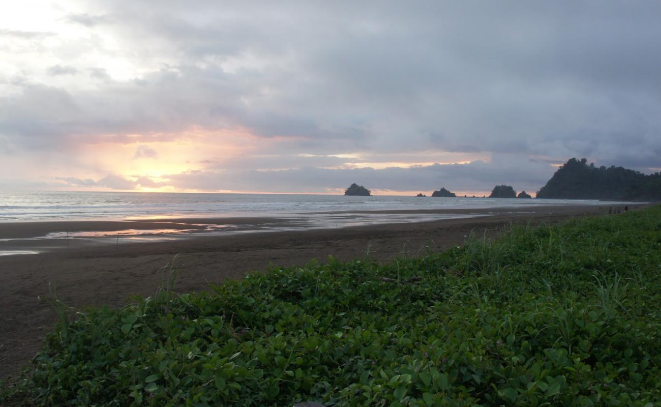 Photo de Jaque Beach avec sable brun de surface