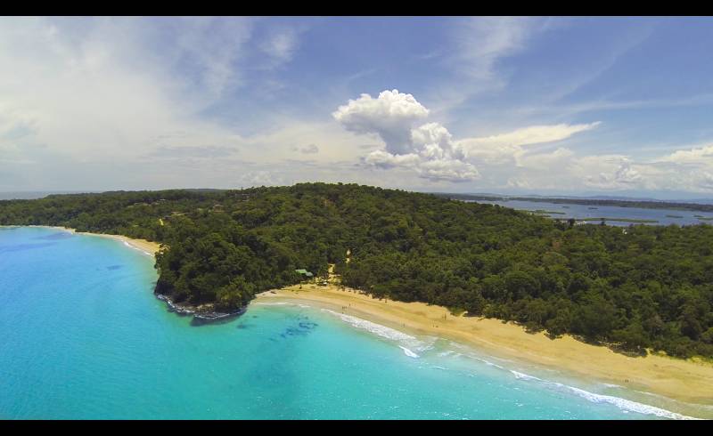 Photo de Plage Red Frog avec sable lumineux de surface